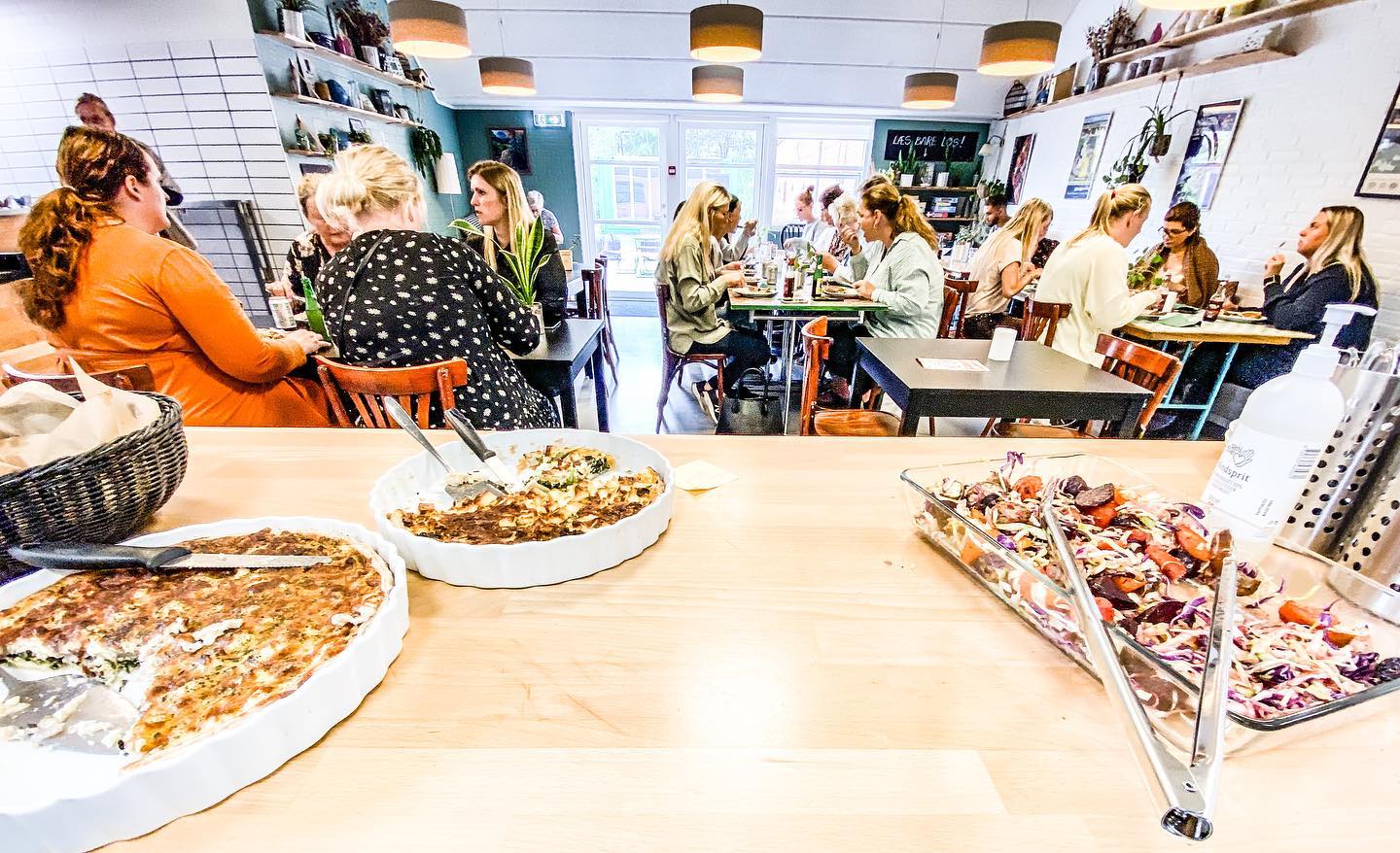 Så dejligt med masser af spisende kursister fra Dagplejen i Aalborg Kommune, til frokosten - i vores hyggelige café på @trekanten_kulturhus 😍🍽💚