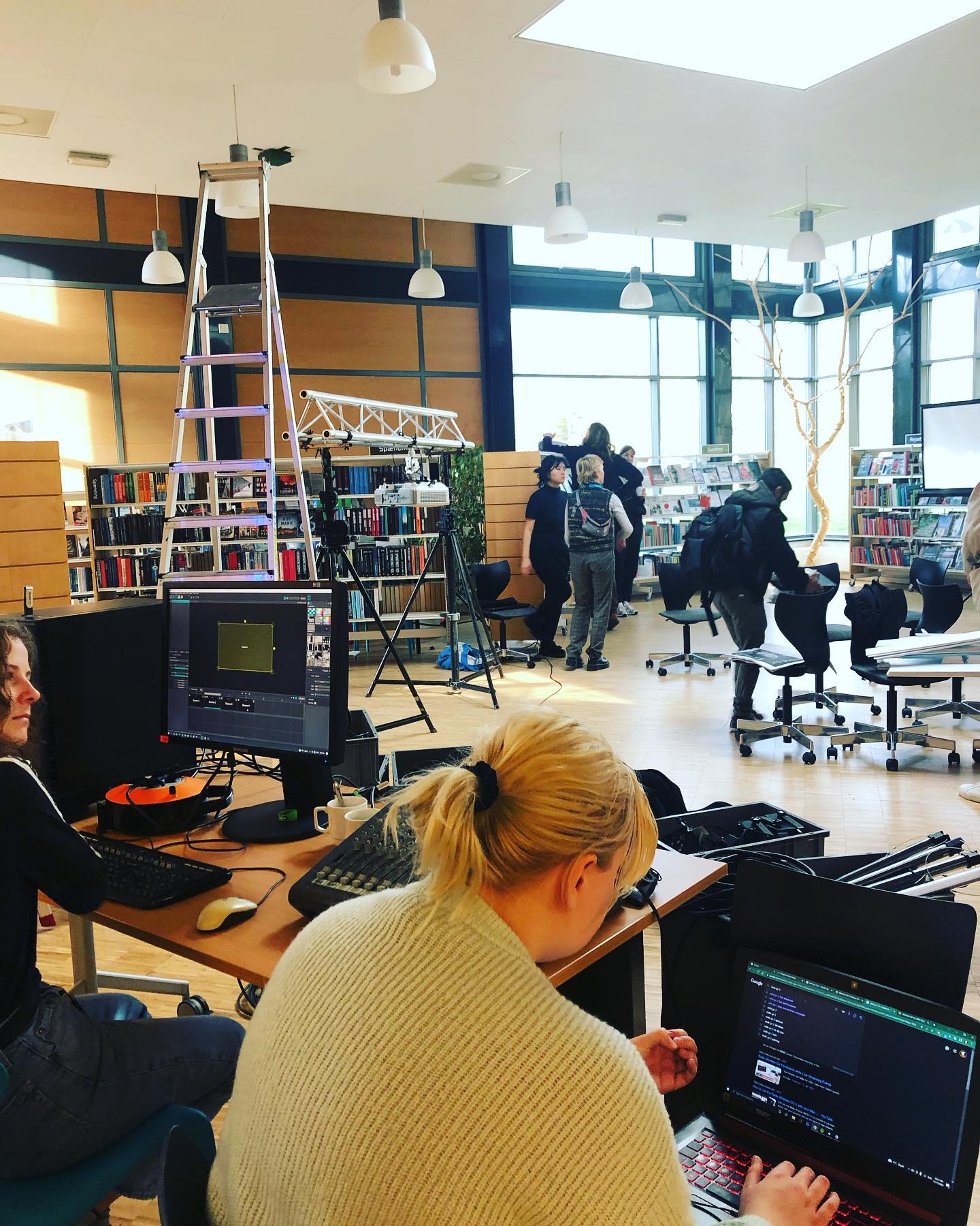 Biblioteket er fuld af studerende fra Art & Design som er ved at sætte en forestilling op, der handler om robotter