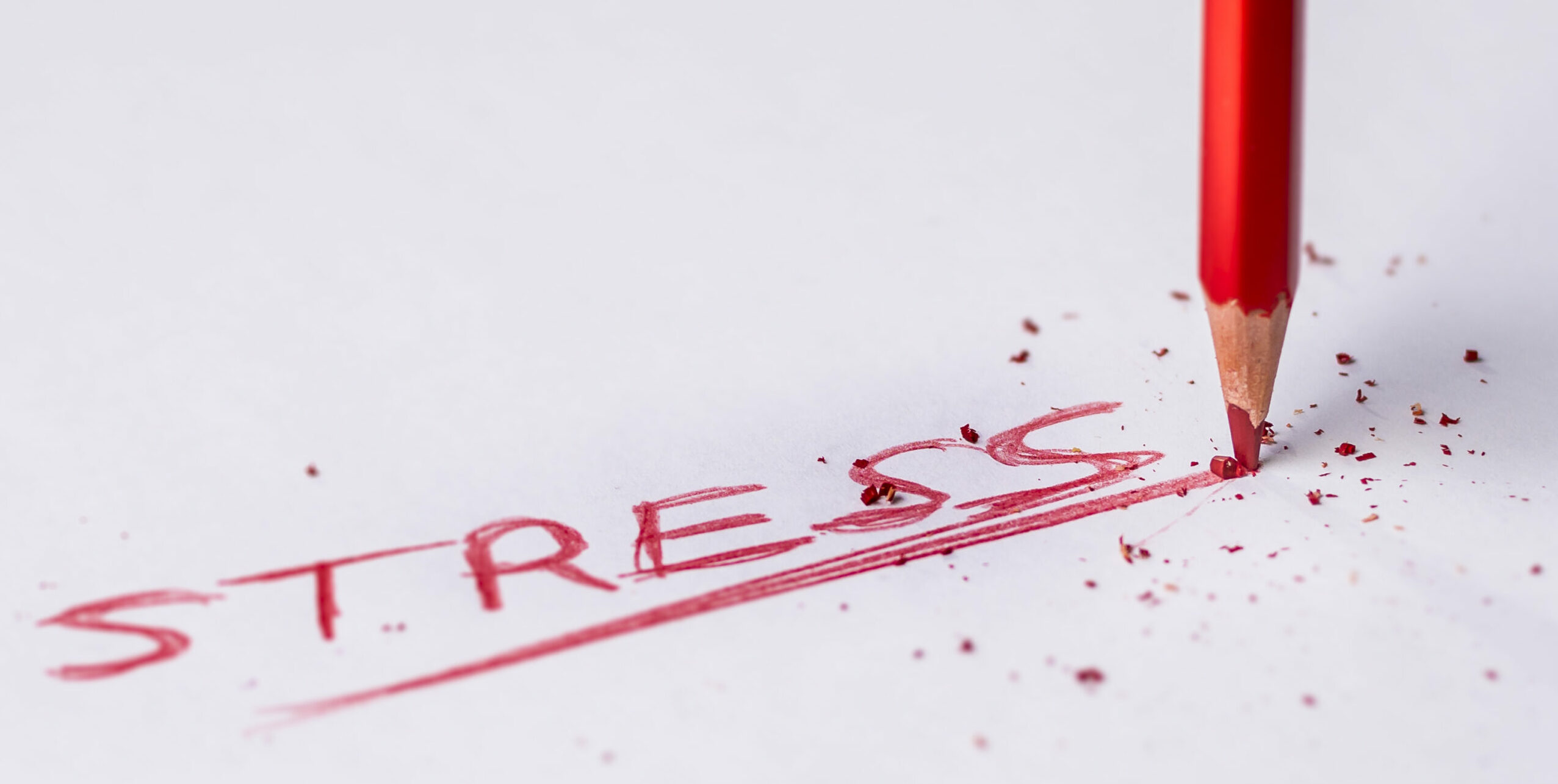 Ordet Stress skrevet med rød blyant