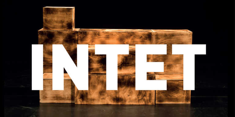 Opstilling af kasser med ordet 'intet' i forgrunden.