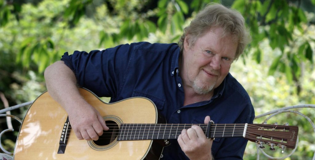 Sebastian med guitar