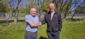 Bestyrelsesmedlem fra den nu nedlagte forening, SAK, Leif Kjeldsen og kulturhusleder fra Trekanten – bibliotek & kulturhus Michael Mansdotter er enige om, at pengene skal bruges lokalt. Pressefoto.