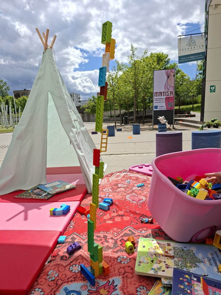 Leg på stien foran trekanten kulturhus
