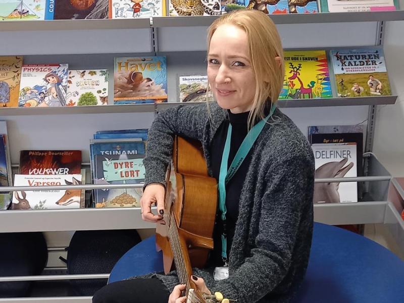 Rikke spiller guitar