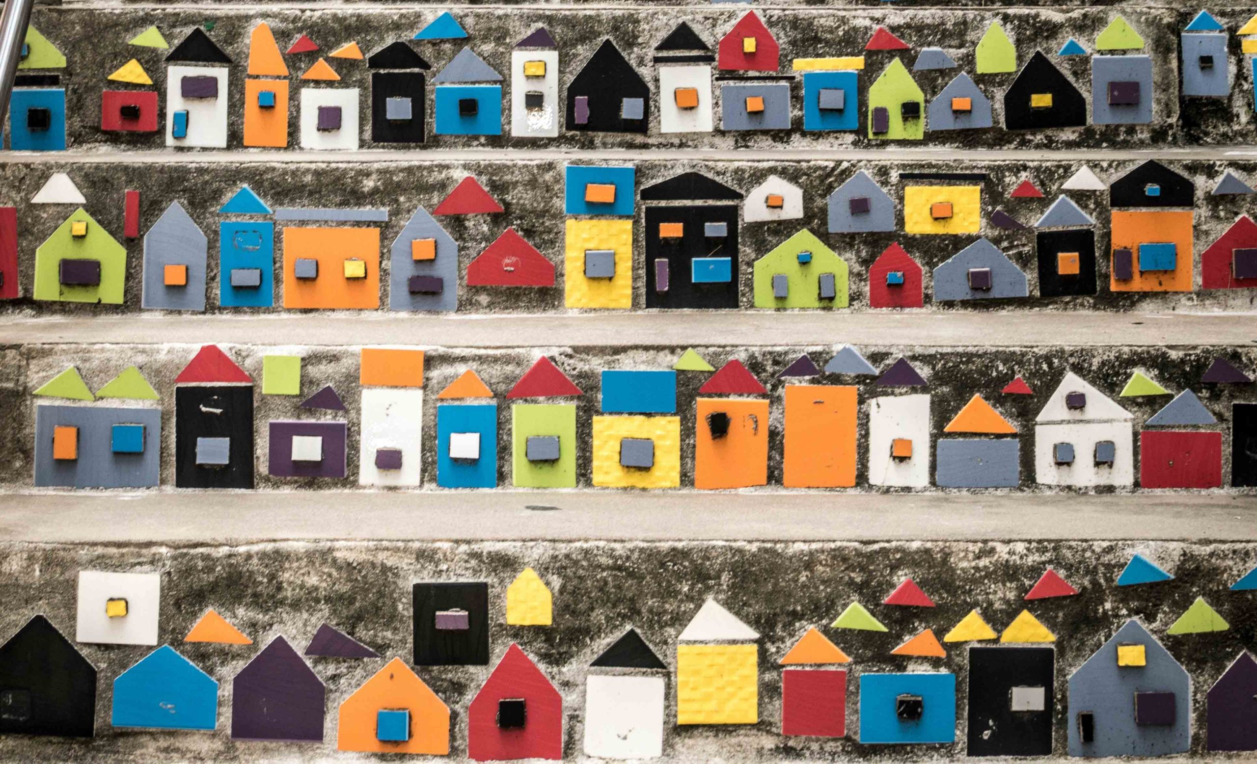 Billede af en masse små modelhuse på en trappe