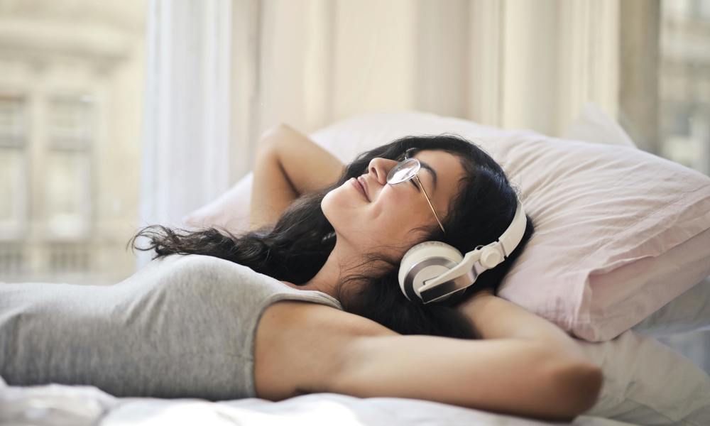Sovende kvinde med headset