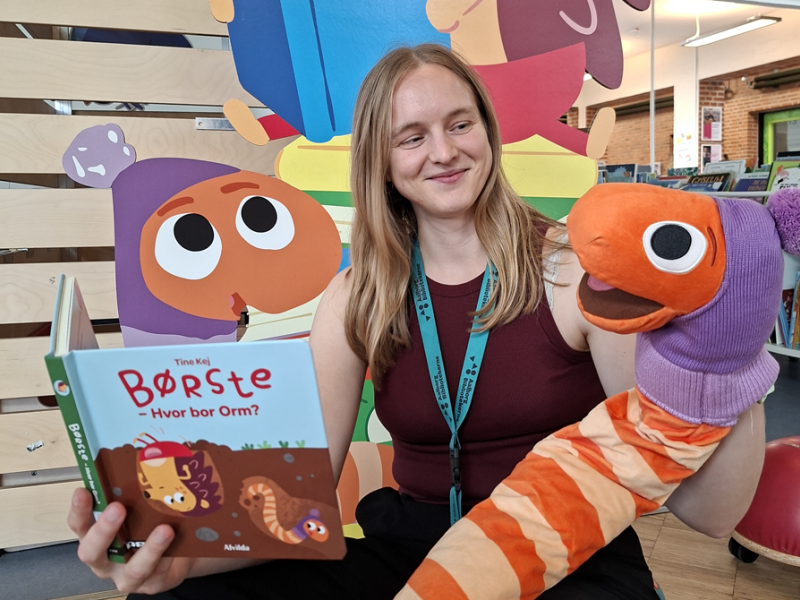 Orm læser med Bibliotekaren