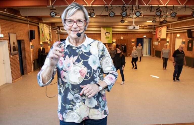 Dame instruerer hold i linedans